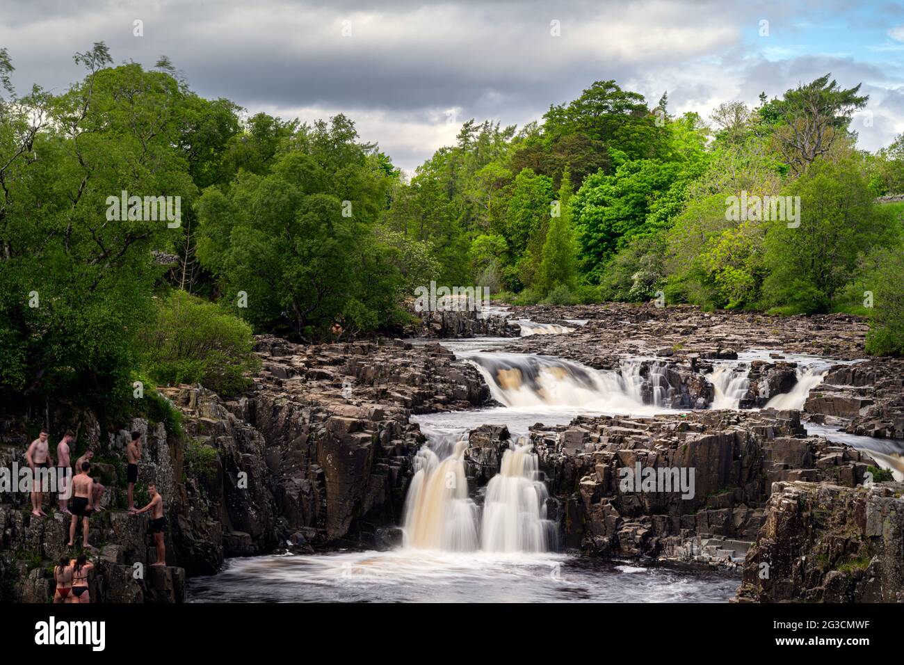 LOW FORCE WASSERFALL, ENGLAND - 9. JUNI 2021: Low Force Wasserfall unter den Bäumen am Fluss Tees in den North Pennines, County Durham, England, wi Stockfoto