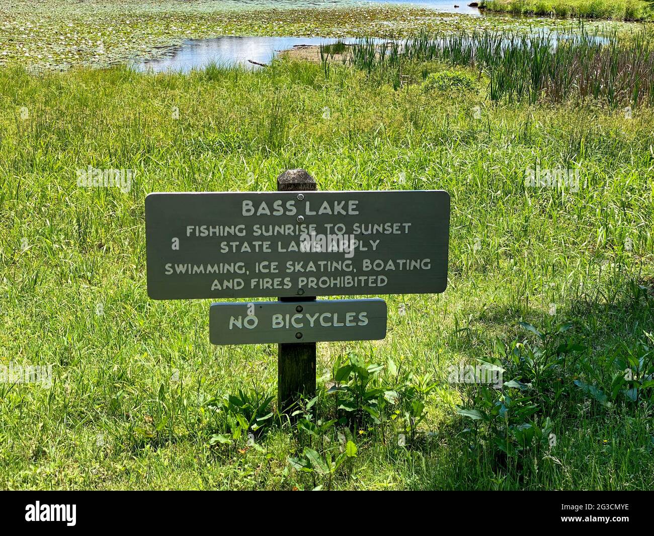 Blowing Rock, NC, USA - 15. Juni 2021: Schild am Bass Lake mit Einschränkungen gemäß dem Gesetz des Bundesstaates North Carolina Stockfoto