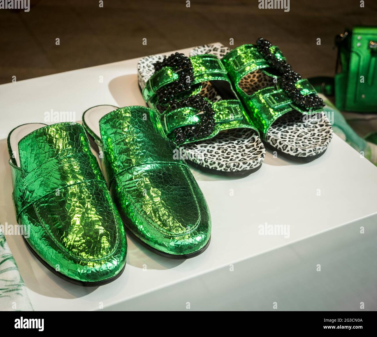 Extravagante grüne Schuhe als Auslage im Hamburger Szenestadtteil Schanzenviertel. Stockfoto