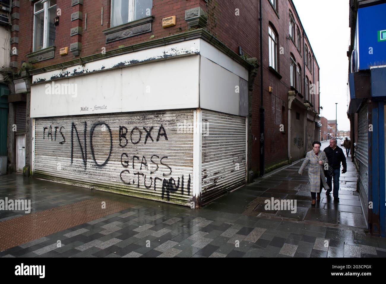 Menschen, die auf den Straßen von Blyth, Northumberland, an der Nordostküste Englands spazieren. Stockfoto