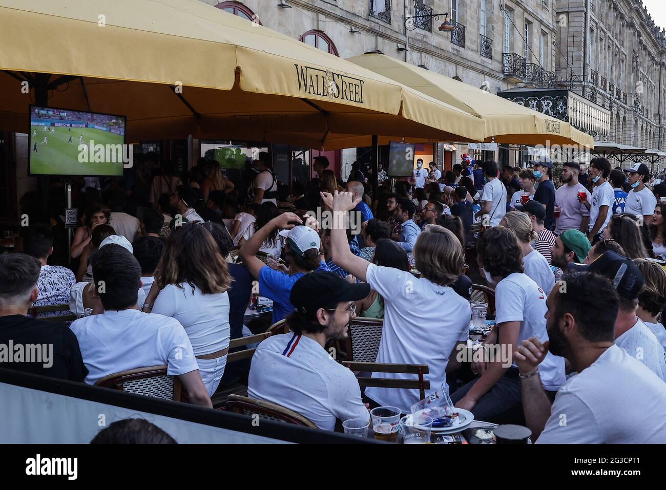 Bordeaux. Frankreich 15,2021. Juni sehen französische Fans in einer Bar in Bordeaux das UEFA EURO 2020 Group F Fußballspiel Frankreich gegen Deutschland.am 15,2021. Juni. Foto von Thibaud Moritz/ ABACAPRESS.COM Stockfoto