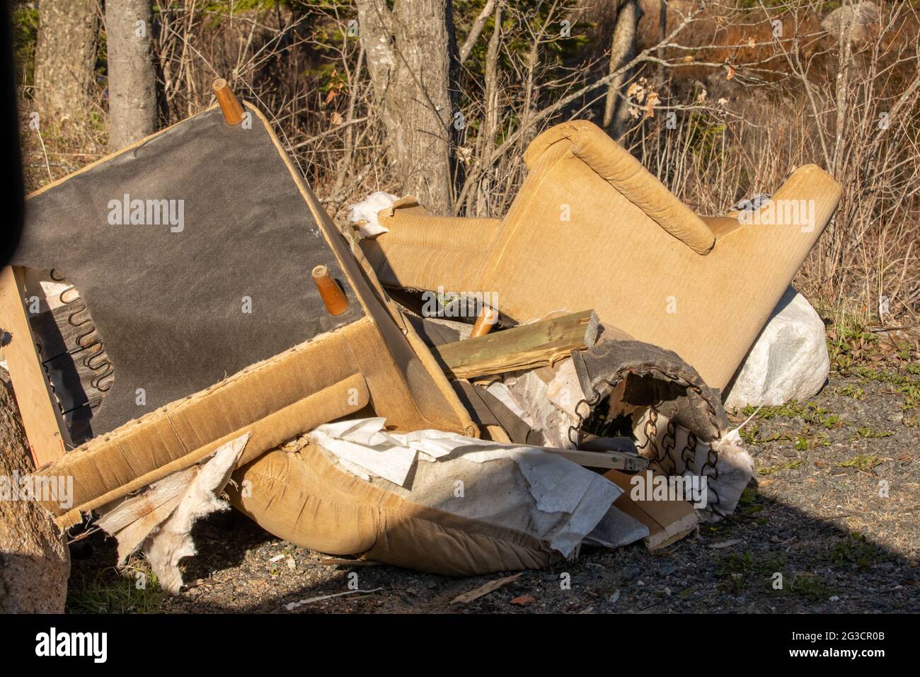 An einem sonnigen Tag mit starkem Kontrast wurden die Möbel draußen auf der Straßenseite gelassen, damit der Müllwagen abholte Stockfoto