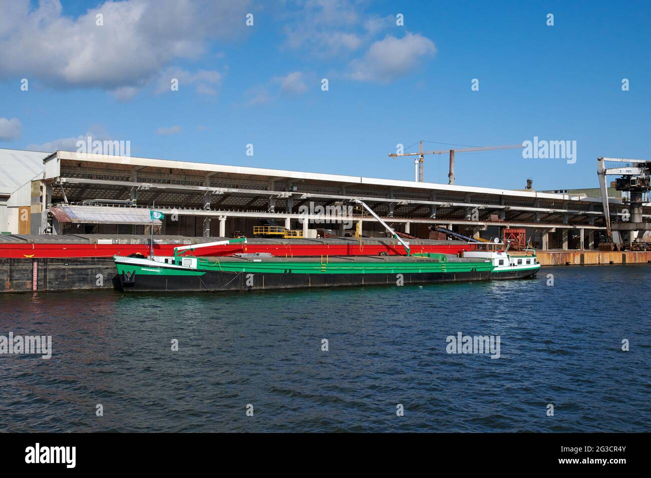 Frachtschiff vor Anker im Nordseehafen, Terneuzen Stockfoto