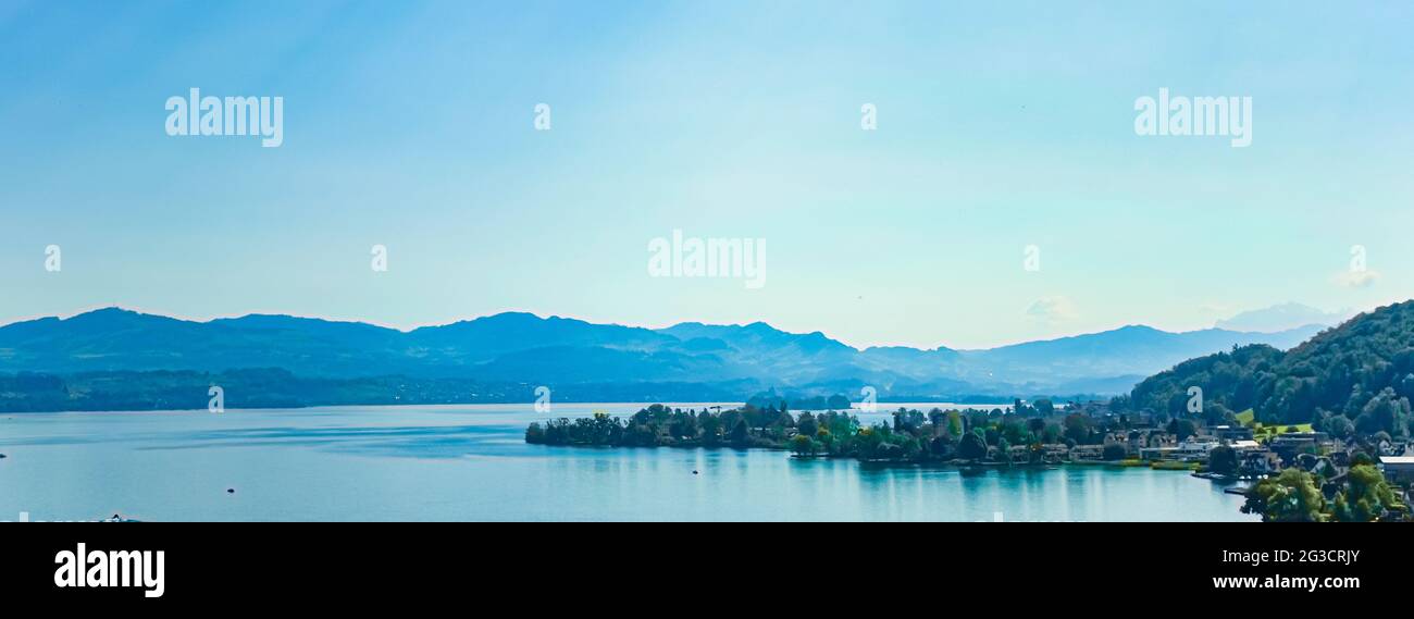 Zürichsee in Wollerau, Kanton Schwyz in der Schweiz, Zürichsee, Schweizer Berglandschaft, blaues Wasser und Himmel im Sommer, idyllische Natur und Stockfoto