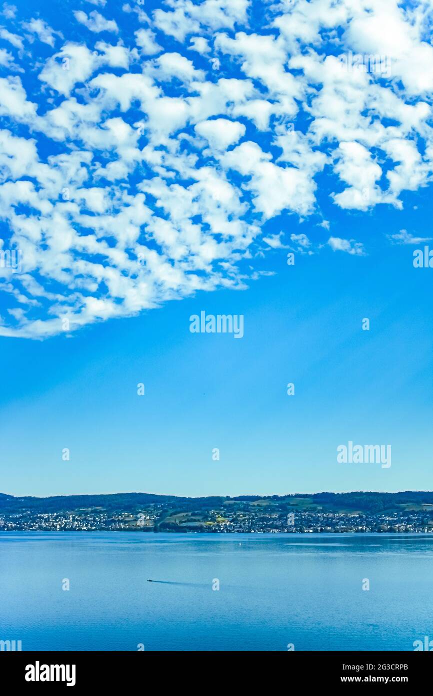 Zürichsee in Wollerau, Kanton Schwyz in der Schweiz, Zürichsee, Schweizer Berglandschaft, blaues Wasser und Himmel im Sommer, idyllische Natur und Stockfoto