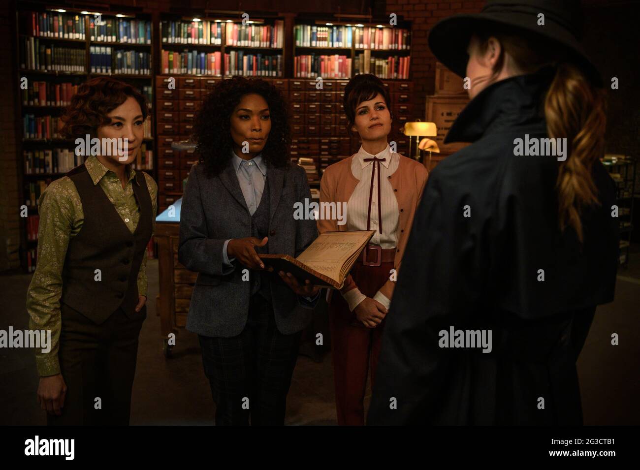 VERÖFFENTLICHUNG: 14. Juli 2021 TITEL: Gunpowder Milkshake STUDIO: Studiocanal REGIE: Navot Papushado PLOT: Drei Generationen von Frauen kämpfen gegen diejenigen, die ihnen alles nehmen könnten. MIT MICHELLE YEOH als Florence, ANGELA BASSETT als Anna May, CARLA GUGINO als Madeleine, KAREN GILLAN als Sam. (Bild: © StudioCanal/Entertainment Pictures) Stockfoto
