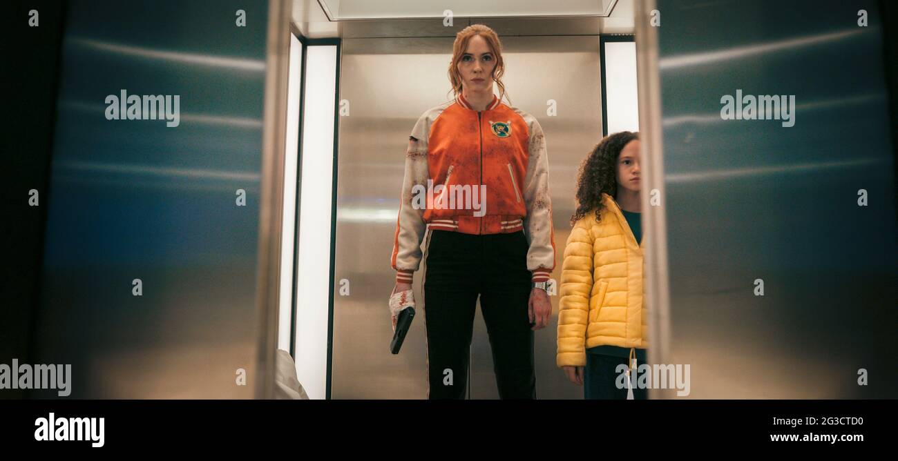 VERÖFFENTLICHUNG: 14. Juli 2021 TITEL: Gunpowder Milkshake STUDIO: Studiocanal REGIE: Navot Papushado PLOT: Drei Generationen von Frauen kämpfen gegen diejenigen, die ihnen alles nehmen könnten. HAUPTROLLE: KAREN GILLAN als Sam und CHLOE COLEMAN als Emily. (Bild: © StudioCanal/Entertainment Pictures) Stockfoto