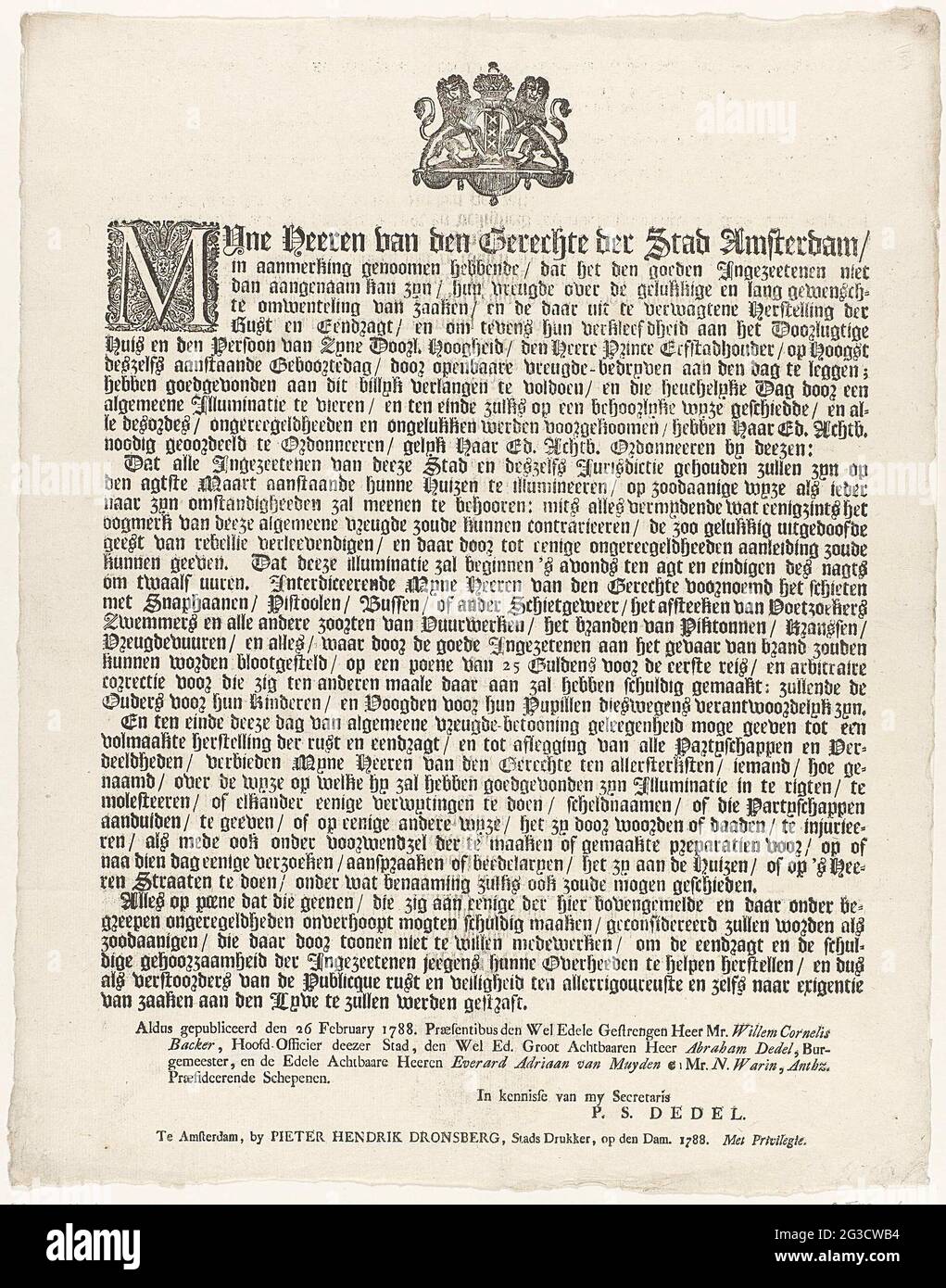 Proklamation der Pflicht zur Illumination und des Verbots von Störungen zum 40. Geburtstag von Prinz Willem V., 1788; informieren auf ein paar umfassenden Kunstplatten, die die Illuminaten und Dekoratien (...) anlässlich des Heuglyken-Geburtstages der (...) Prinz Willem den Vyfden. Proklamation vom 26. Februar 1788 mit der Pflicht zur Aufklärung und dem Verbot von Störungen zum 40. Jahrestag von Prinz Willem V. in Amsterdam am 8. März 1788. Textblatt mit einer Vignette oben auf einer Vignette mit Amsterdamer Stadtwaffen. Stockfoto