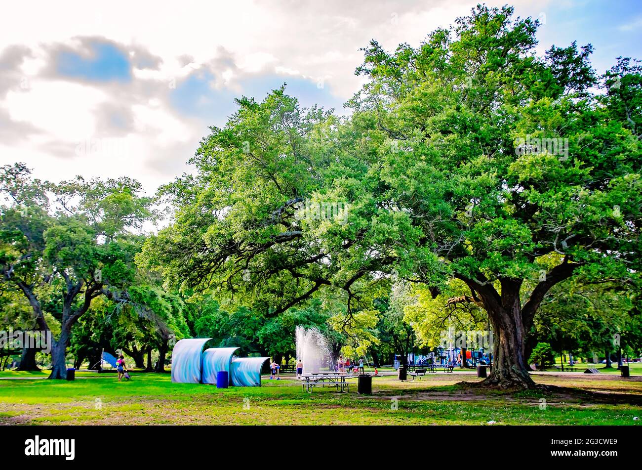 Menschen genießen Beach Park, 12. Juni 2021, in Pascagoula, Mississippi. Der Park am Beach Boulevard ist ein beliebter Ort für Einheimische und Touristen. Stockfoto