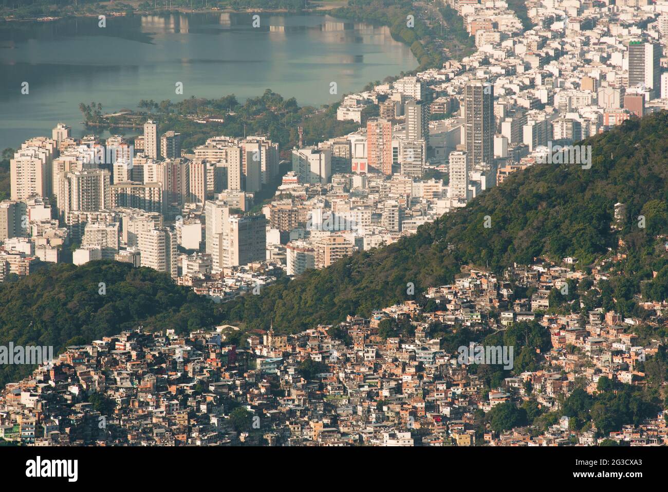 Größte brasilianische Favela Rocinha auf dem Hügel und Leblon Nachbarschaft dahinter, Kontrast zwischen Arm und Reich, in Rio de Janeiro, Brasilien Stockfoto