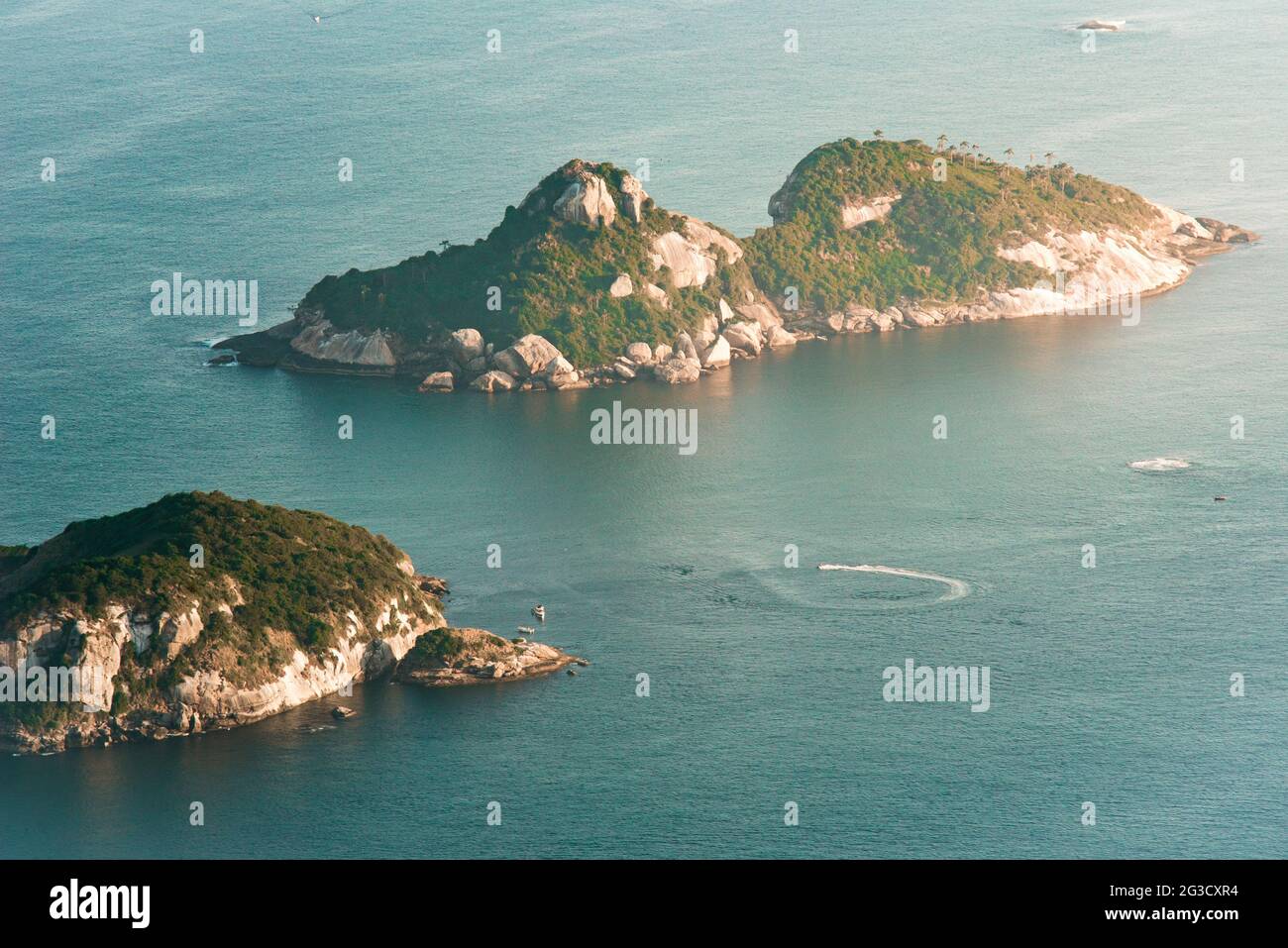 Luftaufnahme von zwei Rocky Islands im Ozean Stockfoto