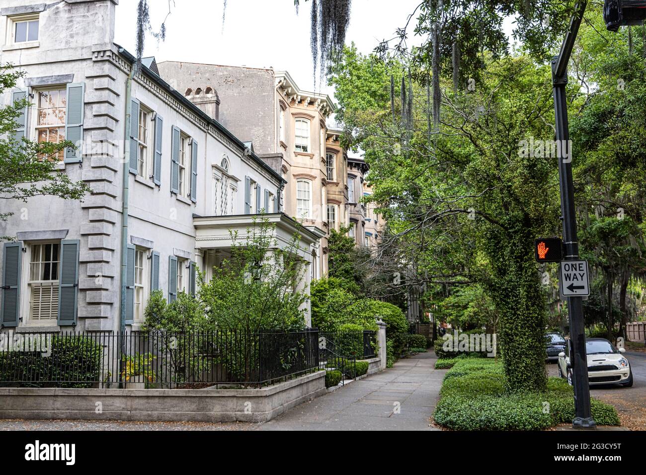 Eine ruhige Nachbarschaft von historischen Häusern und Bäumen in Savannah, Georgia Stockfoto