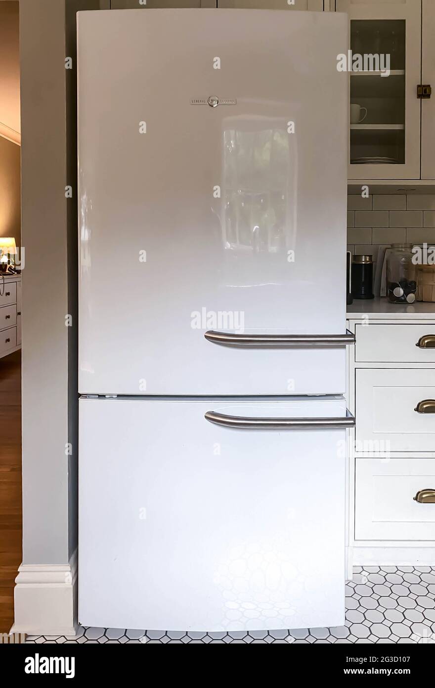White Classic General Elektro Kühlschrank und Gefrierschrank in einer Wohnküche. Stockfoto