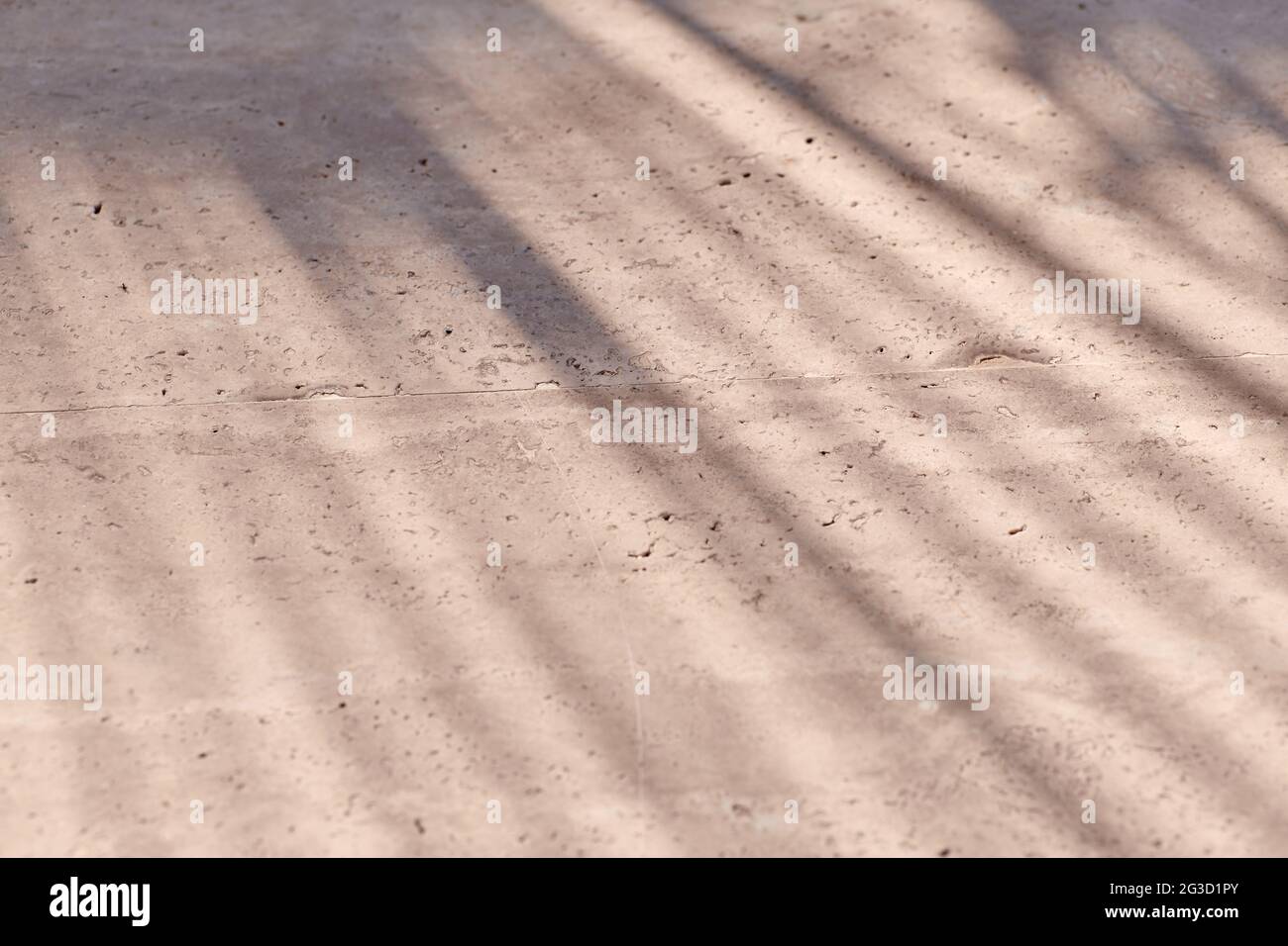 Sommerhintergrund. Erstklassige Textur mit tropischem Palmenblatt-Schatten auf beigefarbener Natursteinwand. Minimal trendy abstrakt Beton Textur Hintergrund für kosmetische Produktpräsentation. Stockfoto