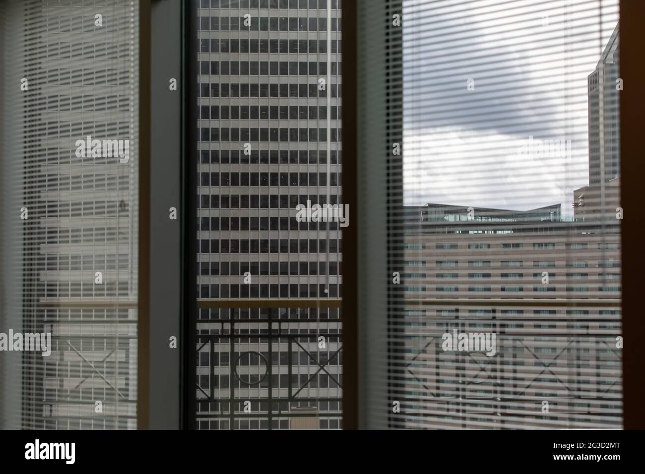 Fensterblick von einem hohen Gebäude mit Blick auf den Wolkenkratzer in der Innenstadt, der keinen grauen Tag umgab Stockfoto