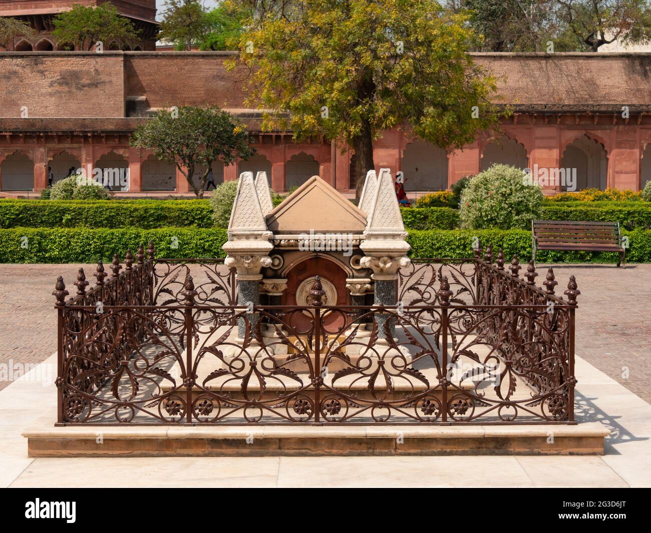 AGRA, INDIEN - 28. MÄRZ 2019 Grab von john russell colvin, einem britischen Verwalter in der roten Festung Stockfoto