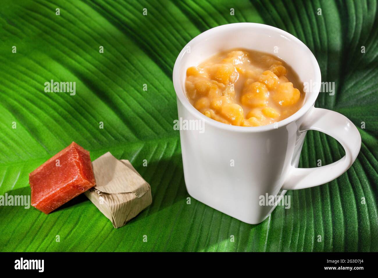 Tasse Mazamorra mit Guava-Süße - typisch kolumbianische Küche. Stockfoto