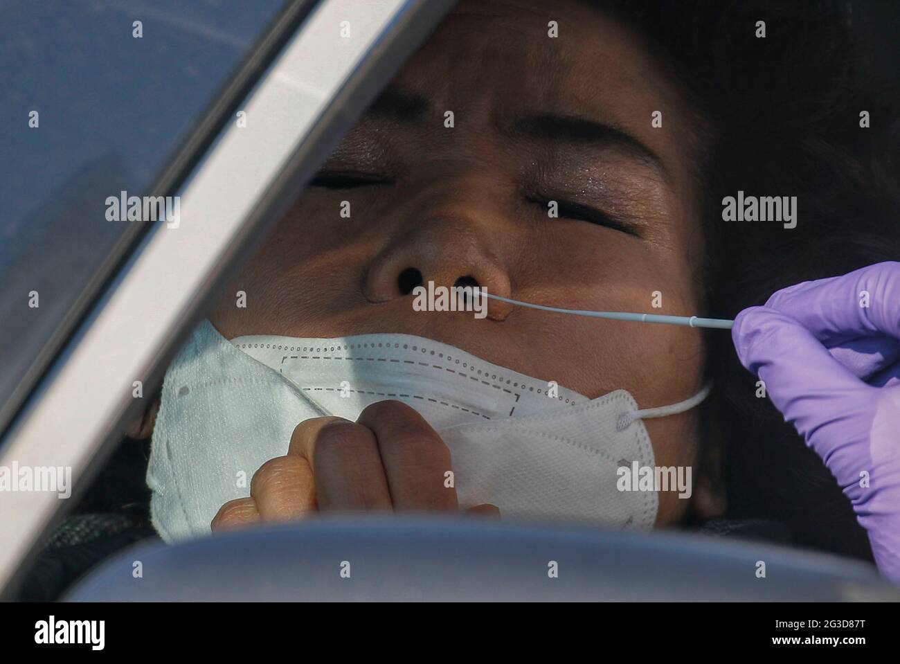 16. Juni 2021-Sangju, Südkorea-in Dieses Foto wurde am 12. Januar 2021 aufgenommen. Ein medizinisches Personal überprüft die COVID 19-Infektion auf dem öffentlichen Platz in Sangju, Südkorea. Die täglichen neuen Coronavirus-Fälle Südkoreas sind am Mittwoch auf über 500 zurückgeschworen, als die Gesundheitsbehörden die Impfkampagne des Landes ankurbelten, wobei ein Viertel der Bevölkerung eine davon erhielt. Das Land meldete 545 weitere Virusfälle, darunter 522 lokale Infektionen, was die Gesamtfallmenge auf 149,191 erhöht, teilte die Korea Disease Control and Prevention Agency (KDCA) mit. Stockfoto