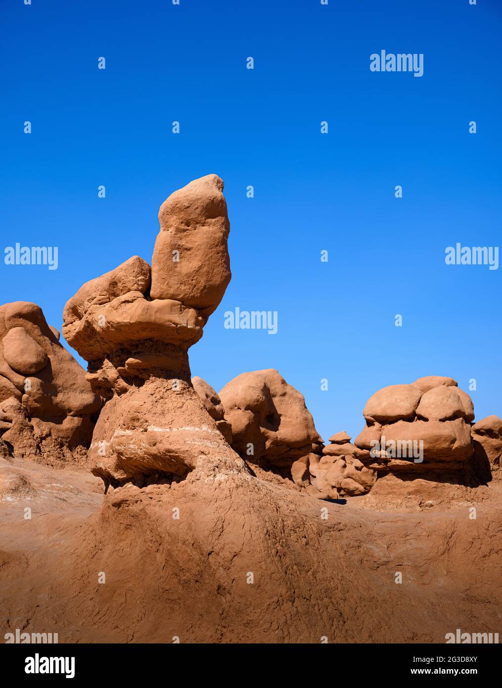 GOBLIN VALLEY STATE PARK, UTAH - CA. AUGUST 2020: Hoodoos und Sandsteinformationen im Goblin Valley Satate Park, Utah. Stockfoto