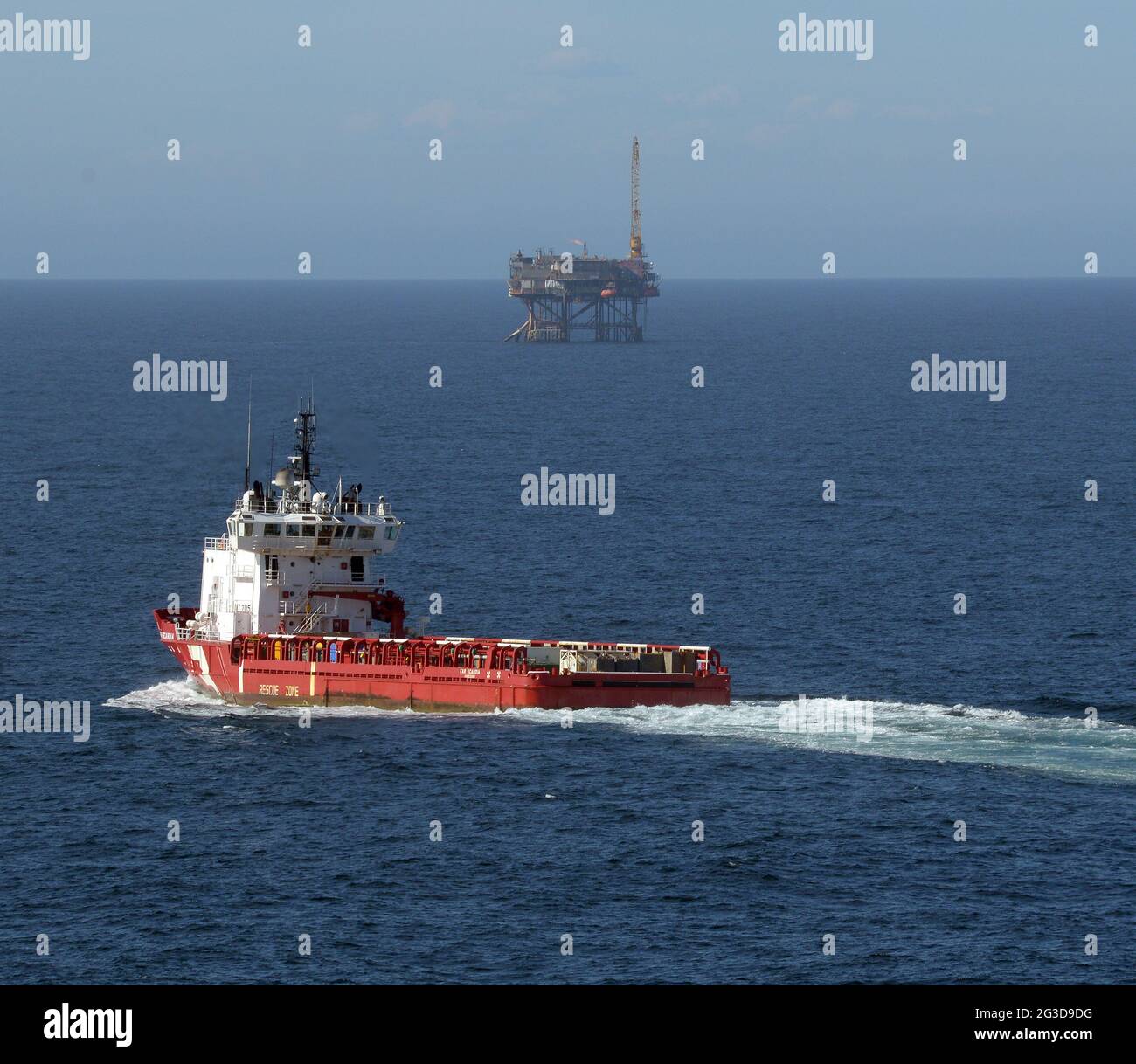 Arbeitsboot auf der Bass Strait mit Öl- und Gasplattformen, die überall in Betrieb sind. Stockfoto