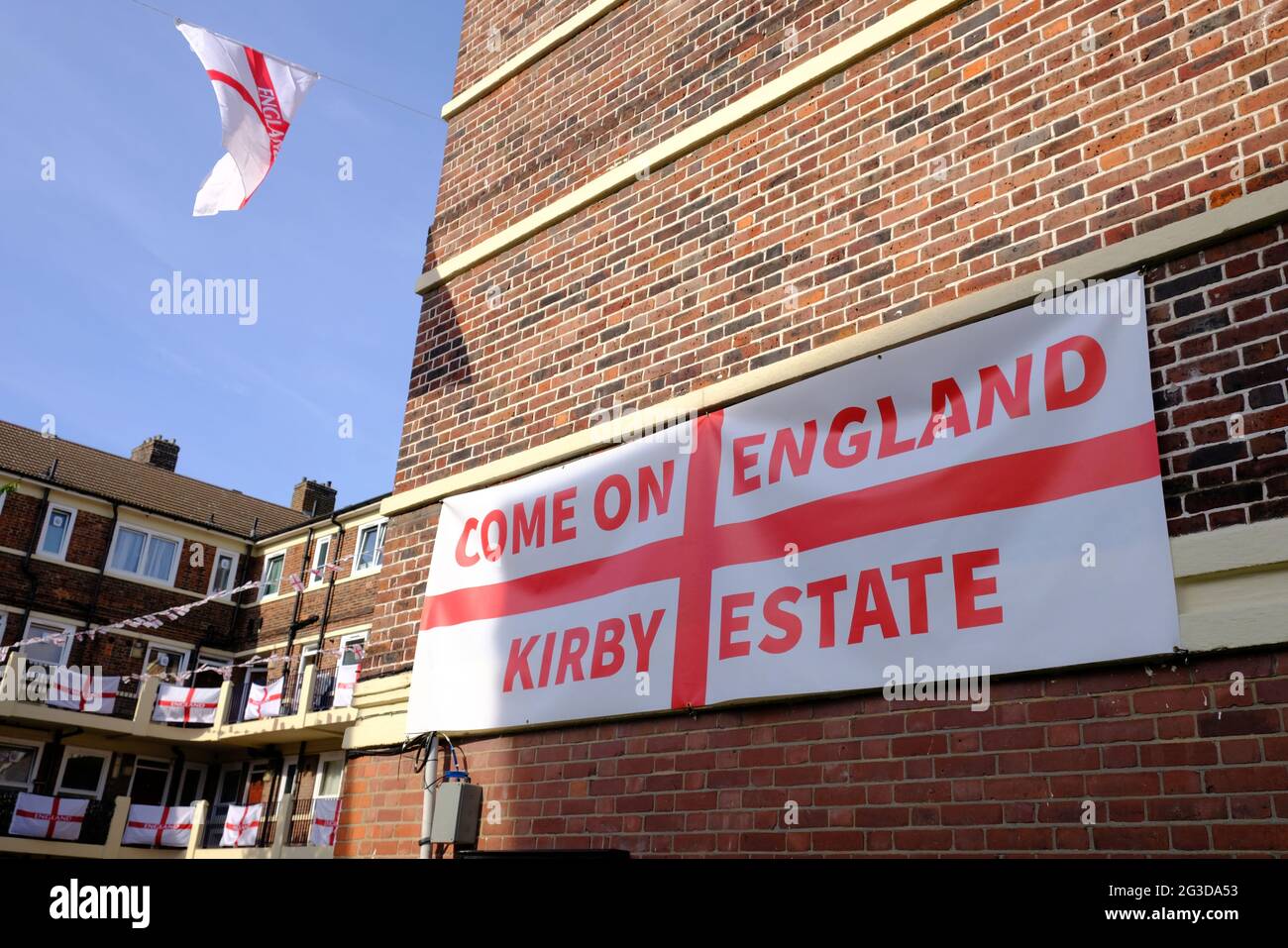 London, Großbritannien. Die Bewohner des Kirby Estate in Bermondsey feiern das Fußballturnier Euro 2020, indem sie Balkone mit 400 St. George's Fahnen schmücken. Stockfoto