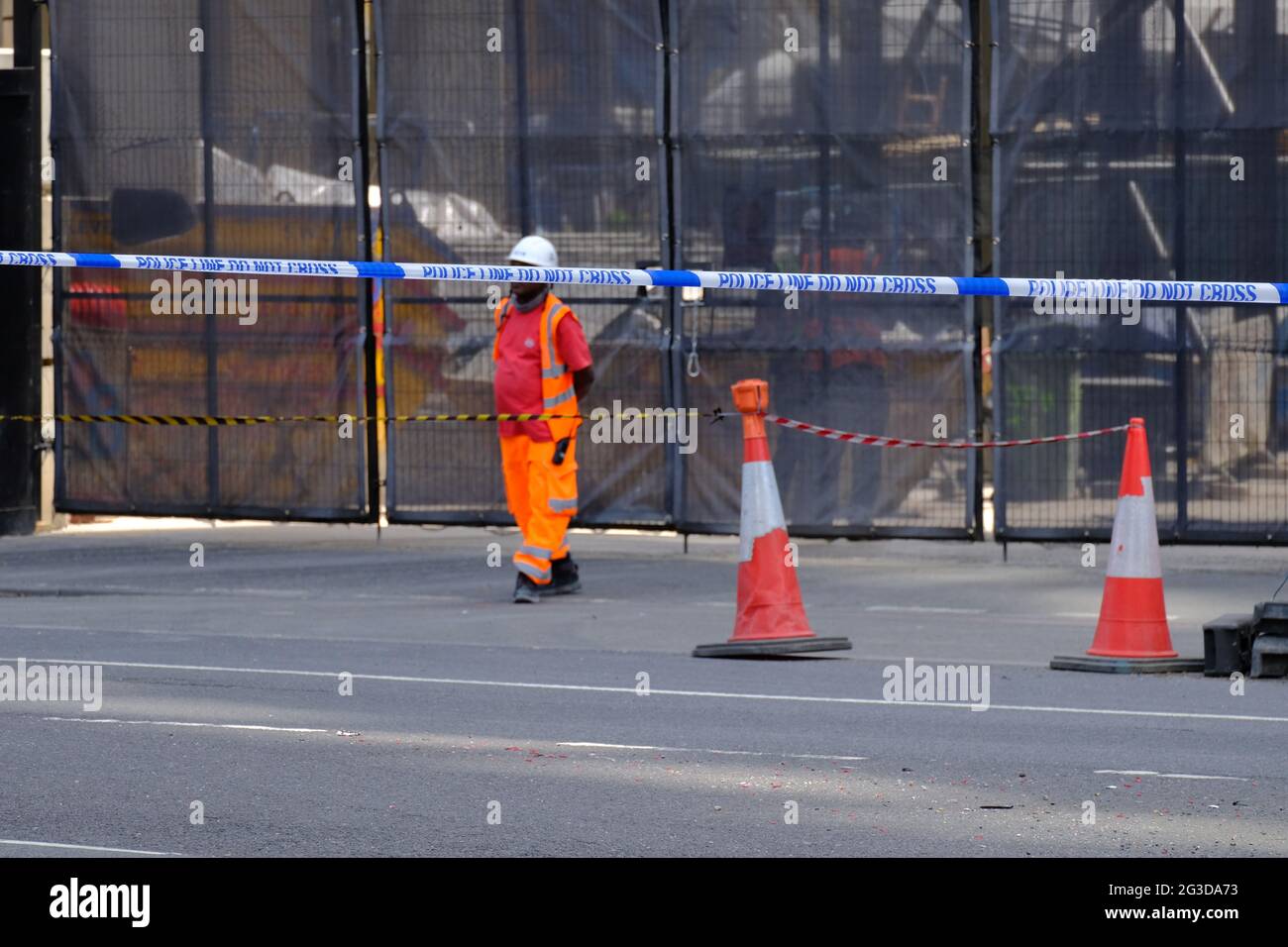 London, Großbritannien. Um die Baustelle, auf der der pro-palästinensische Protestierende Nichola George einen 300 Fuß langen Kran bestiegen hat, befindet sich eine Polizeikordon. Stockfoto