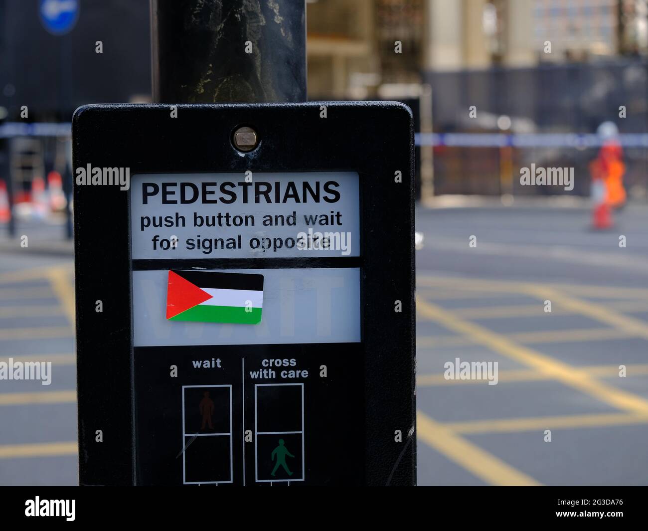 London, Großbritannien. In der Nähe des Ortes, an dem ein 69-jähriger Protestler einen 300-Fuß-Kran bestieg und dort die Nacht verbrachte, erscheint ein Aufkleber mit einer palästinensischen Flagge. Stockfoto