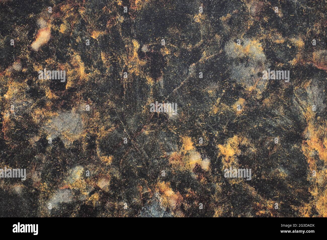 Dunkelgrauer Marmor mit leuchtend orangenen Adern, Nahaufnahme einer flach polierten Natursteinoberfläche. Hintergrund, Muster, Textur. Stockfoto