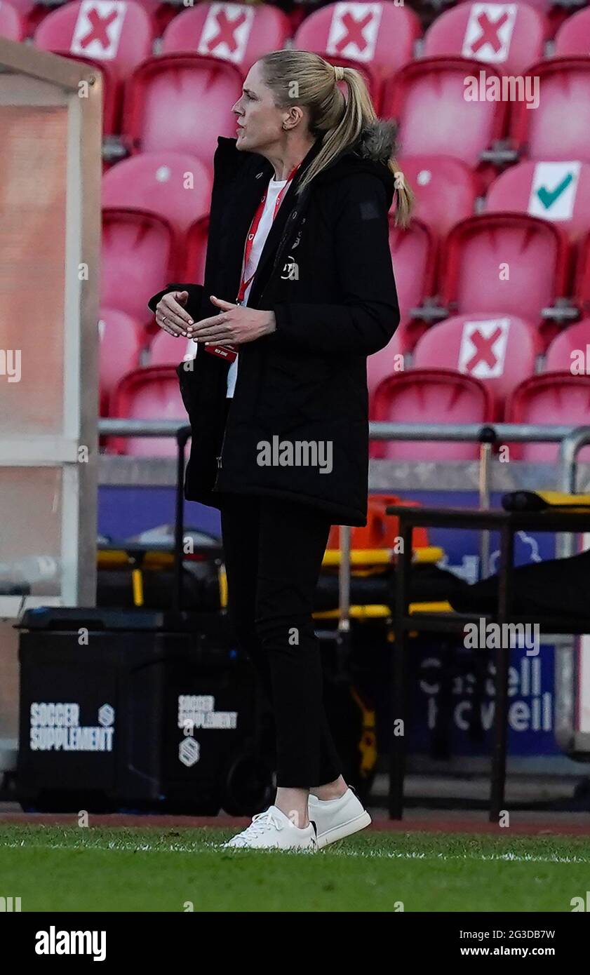 Llanelli, Großbritannien. Juni 2021. Die walisische Trainerin Gemma Granger wurde während des Freundschaftsspiel der Frauen zwischen Wales und Schottland im Parc Y Scarlets in Aktion gesehen. (Endergebnis; Wales 0:1Schottland). (Foto von Graham Glendinning/SOPA Images/Sipa USA) Quelle: SIPA USA/Alamy Live News Stockfoto