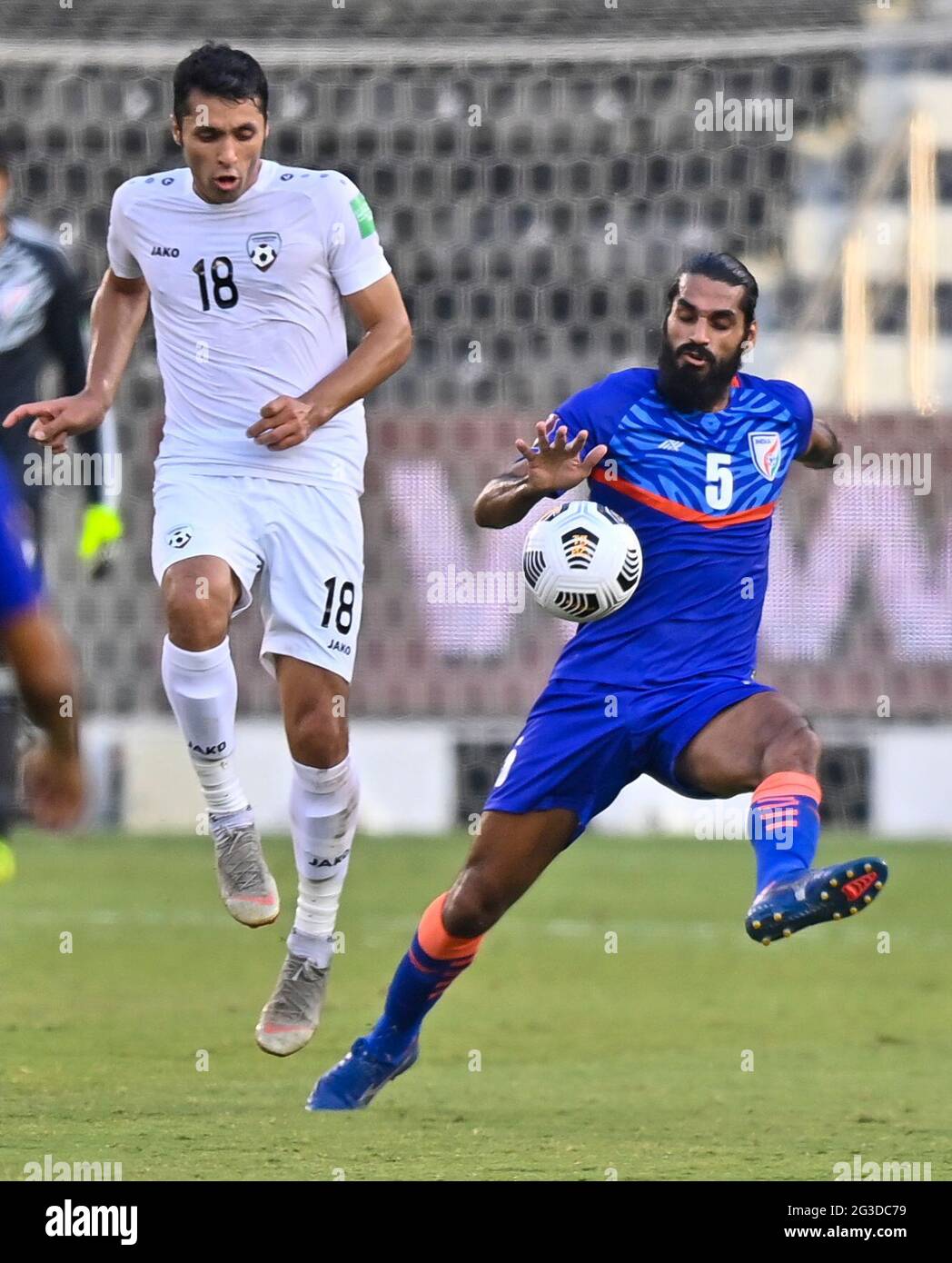 Doha, Katar. Juni 2021. Sandesh Jhingan (R) aus Indien steht mit Amredin  Sharifi aus Afghanistan während des Gruppenfußballspiels bei der FIFA  Fußball-Weltmeisterschaft Katar 2022 und der AFC Asian Cup China 2023 in