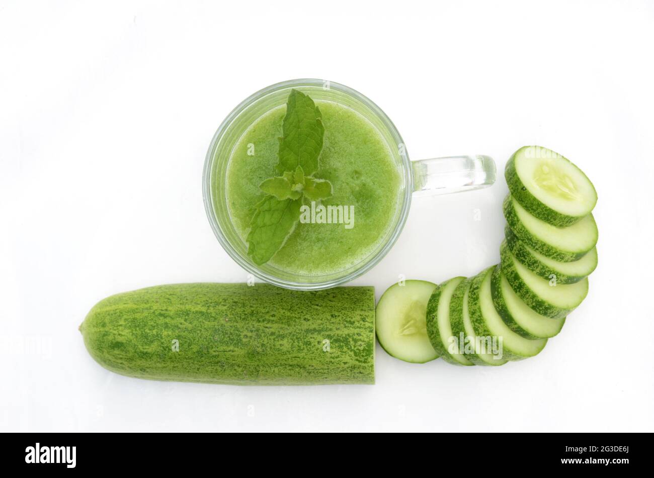 Nahaufnahme in Scheiben geschnittene grüne reife Gurke mit Saft isoliert auf weißem Hintergrund. Stockfoto