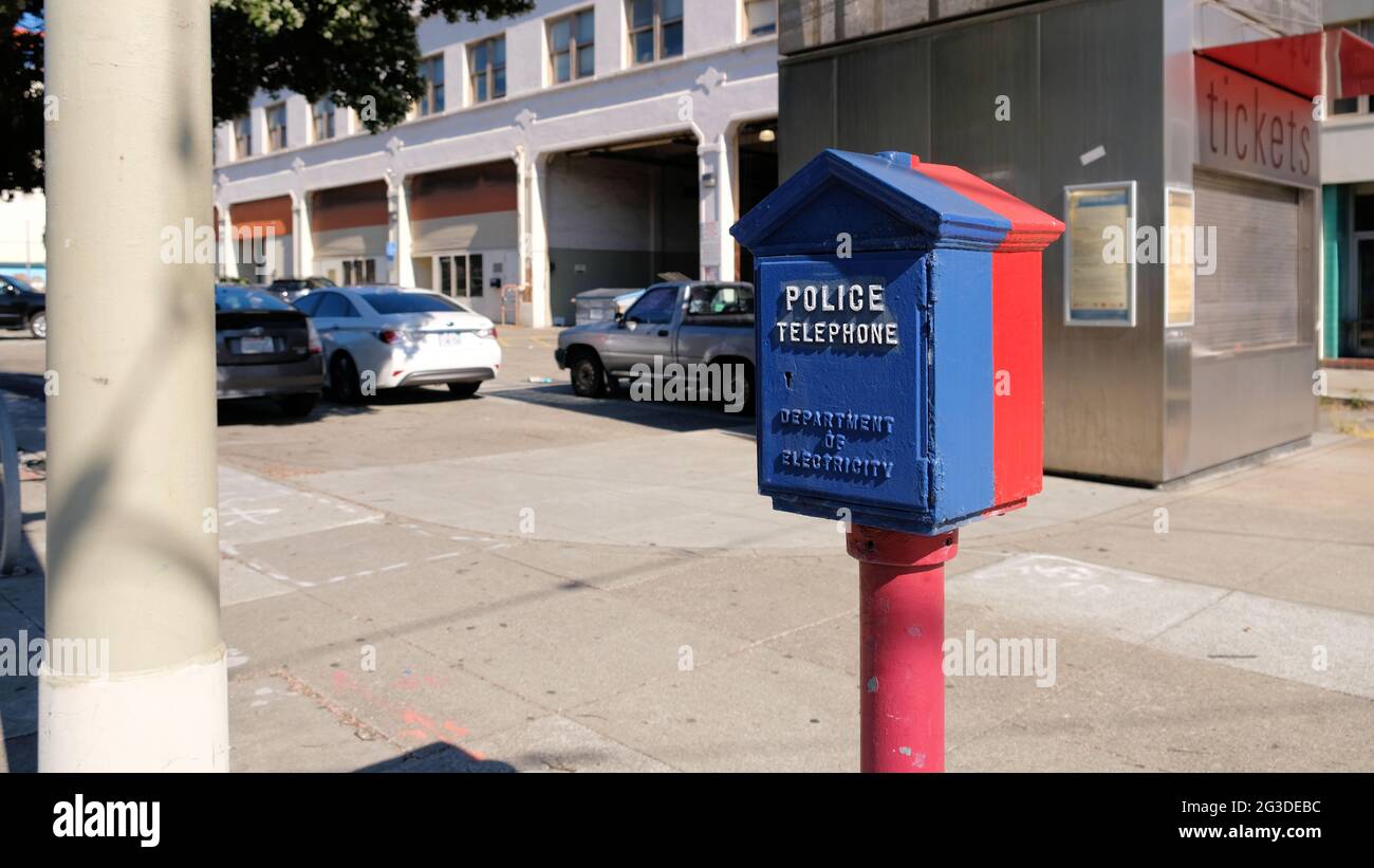 Ein Polizeianrufkasten, in dem die Polizei um Hilfe gerufen wurde; Technologie des frühen 20. Jahrhunderts; an einer Ecke in San Francisco, Kalifornien, gefunden. Stockfoto