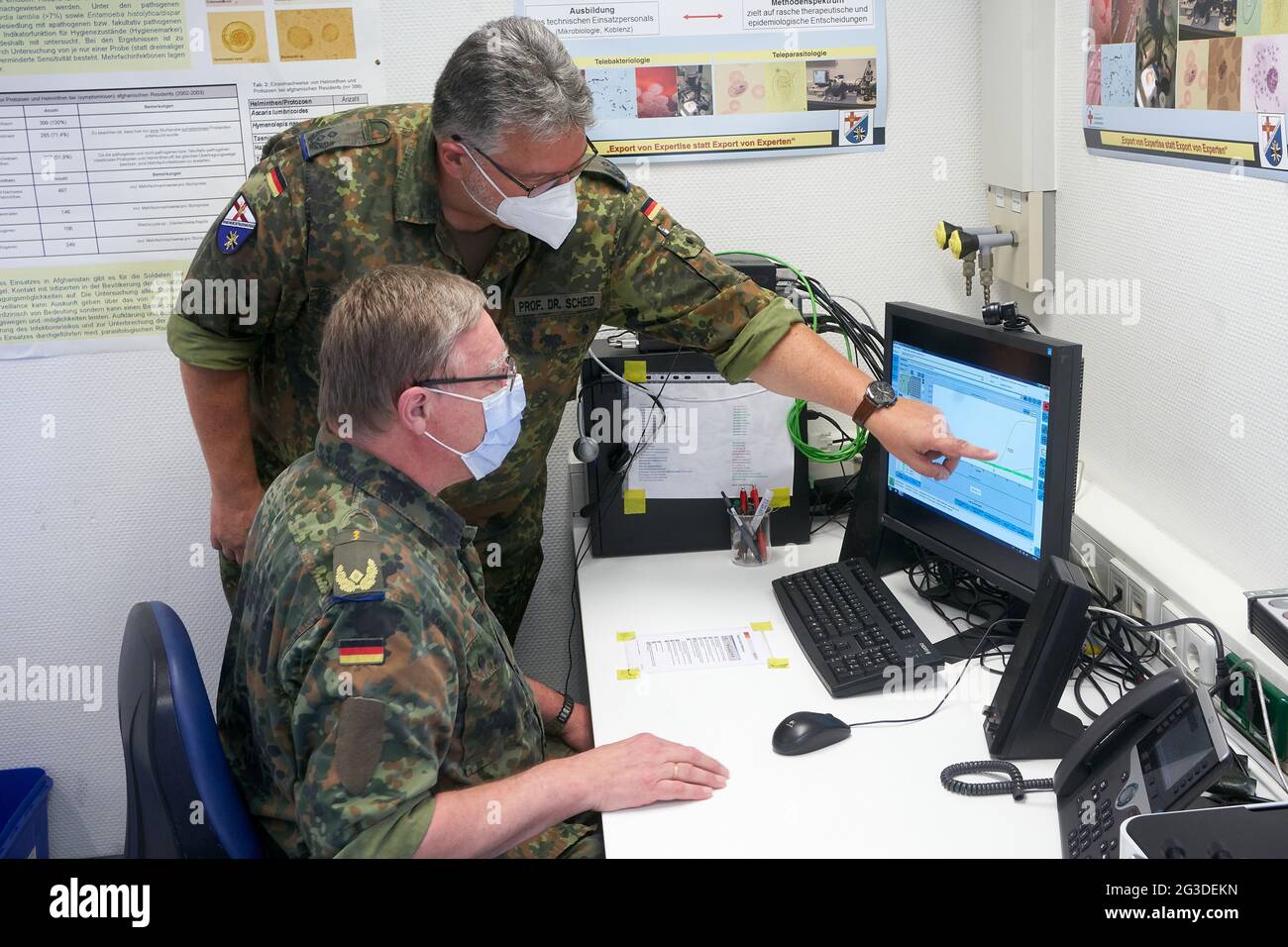 Koblenz, Deutschland. Juni 2021. Oberstleutnant Patrick Leander Scheid (r) und Chirurg General Dr. Stefan Kowitz forschen am multinationalen Medical Coordination Center/European Medical Command (MMCC/EMC) an Biosensoren für den Einsatz in der Bundeswehr. (To dpa: 'Bundeswehr setzt auf Biosensoren - mehr Gesundheitsdaten und Performance') Quelle: Thomas Frey/Thomas Frey/dpa/Alamy Live News Stockfoto