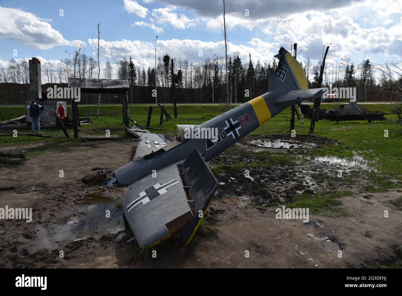 Moskau, Russland. Mai 2021. Ein abgestürztes Flugzeug der Wehrmacht mit einem Hakenkreuz steckt zwischen Schützengräben im Schlamm fest. Die Szene ist Teil des „Patriot Park“, der vom Verteidigungsministerium komplett neu erbaut wurde und in dem sich auch das größte Kriegsmuseum des Landes befindet. Hier wird modernste Multimedia-Technologie eingesetzt, um an die Schrecken des Großen Vaterländischen Krieges zu erinnern, wie dieser Teil des Zweiten Weltkriegs in Russland offiziell bekannt ist. (An dpa-KORR: 'Geschichte als Spektakel: Vor 80 Jahren griff Hitler Stalin an') Quelle: Ulf Mauder/dpa/Alamy Live News Stockfoto