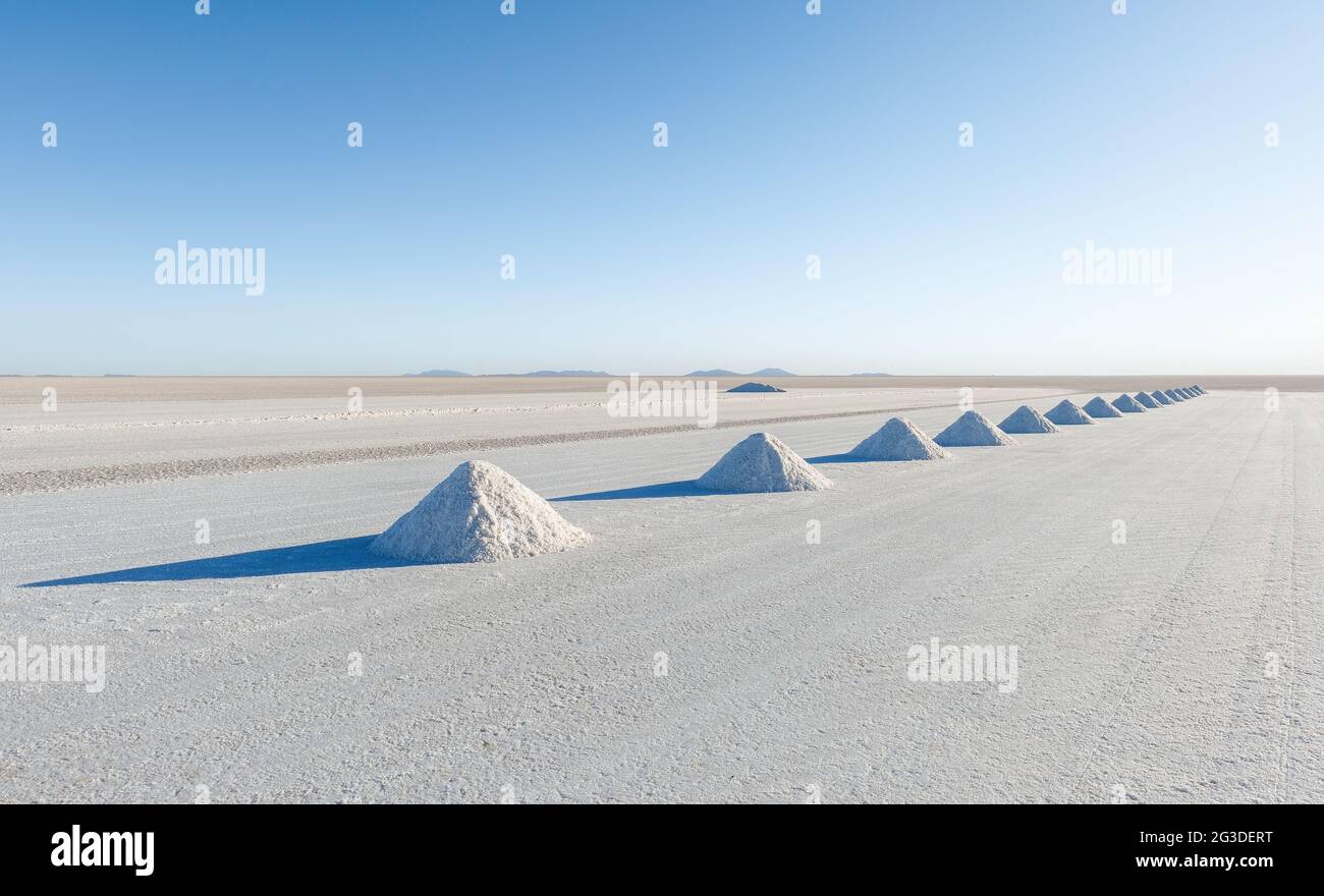 Salzbergbau in Colchani mit erntebereiten Salzpyramiden, Uyuni-Salzpfanne (Salar de Uyuni), Bolivien, Südamerika. Stockfoto Salzbergbau in Colchani mit erntebereiten Salzpyramiden, Uyuni-Salzpfanne (Salar de Uyuni), Bolivien, Südamerika. Stockfoto