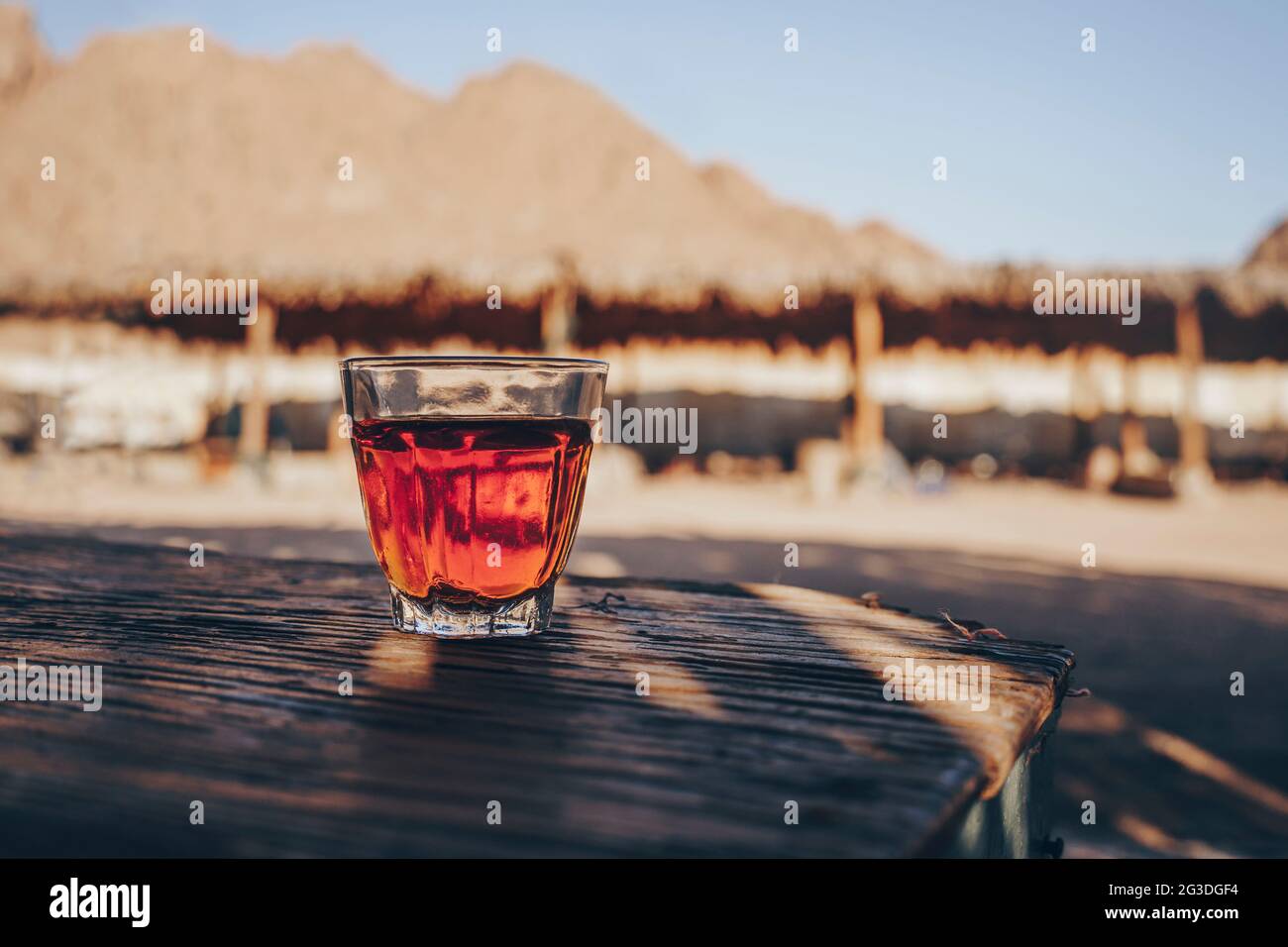 Östlicher schwarzer Tee aus Glas auf einem östlichen Teppich. Östliches Teekonzept. Traditionelle Armudu Tasse. Selektiver Fokus Stockfoto