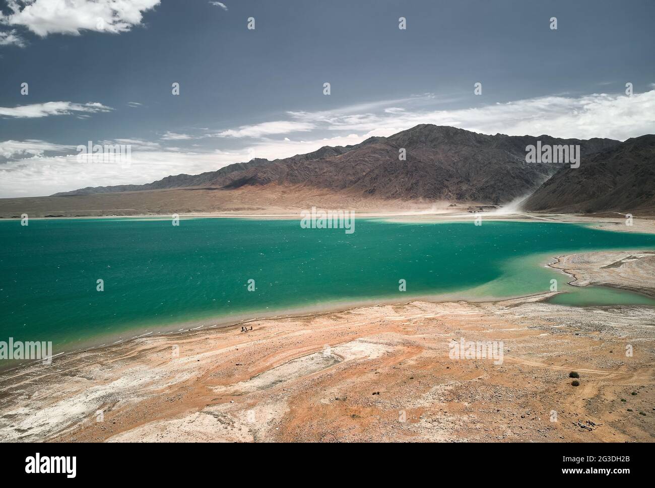 Luftaufnahme des Bartogay Sees in den Wüstenbergen von Kasachstan. Stockfoto