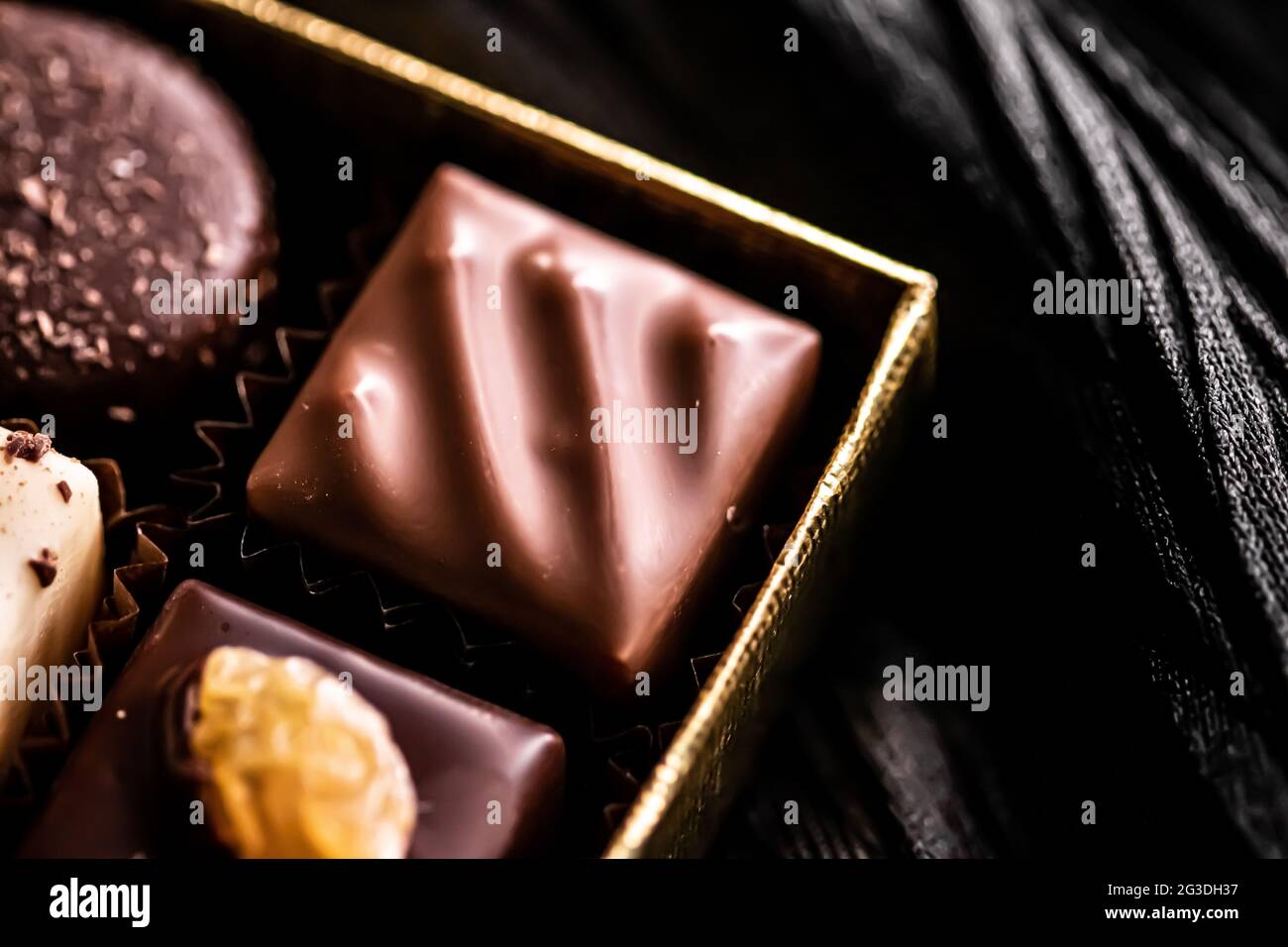 Schweizer Pralinen in Geschenkbox, verschiedene Luxus-Pralinen aus dunkler und milcher Bio-Schokolade in der Schweizer Chocolaterie, süße Dessertspeisen wie Stockfoto