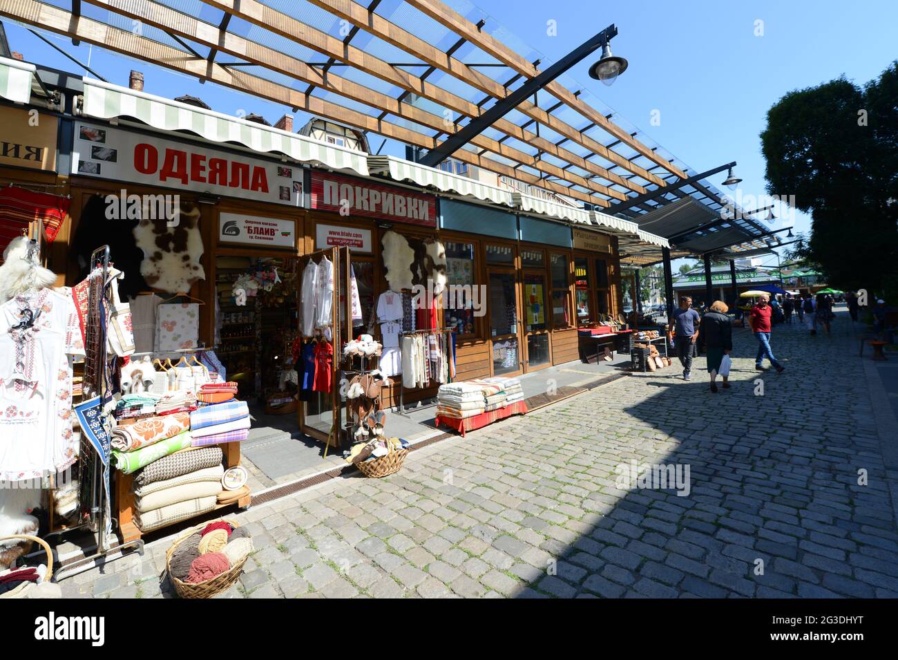 Souvenirläden auf dem Zhenski Pazar ( Ladies' Market ) ist einer der größten Märkte in Sofia, Bulgarien. Stockfoto