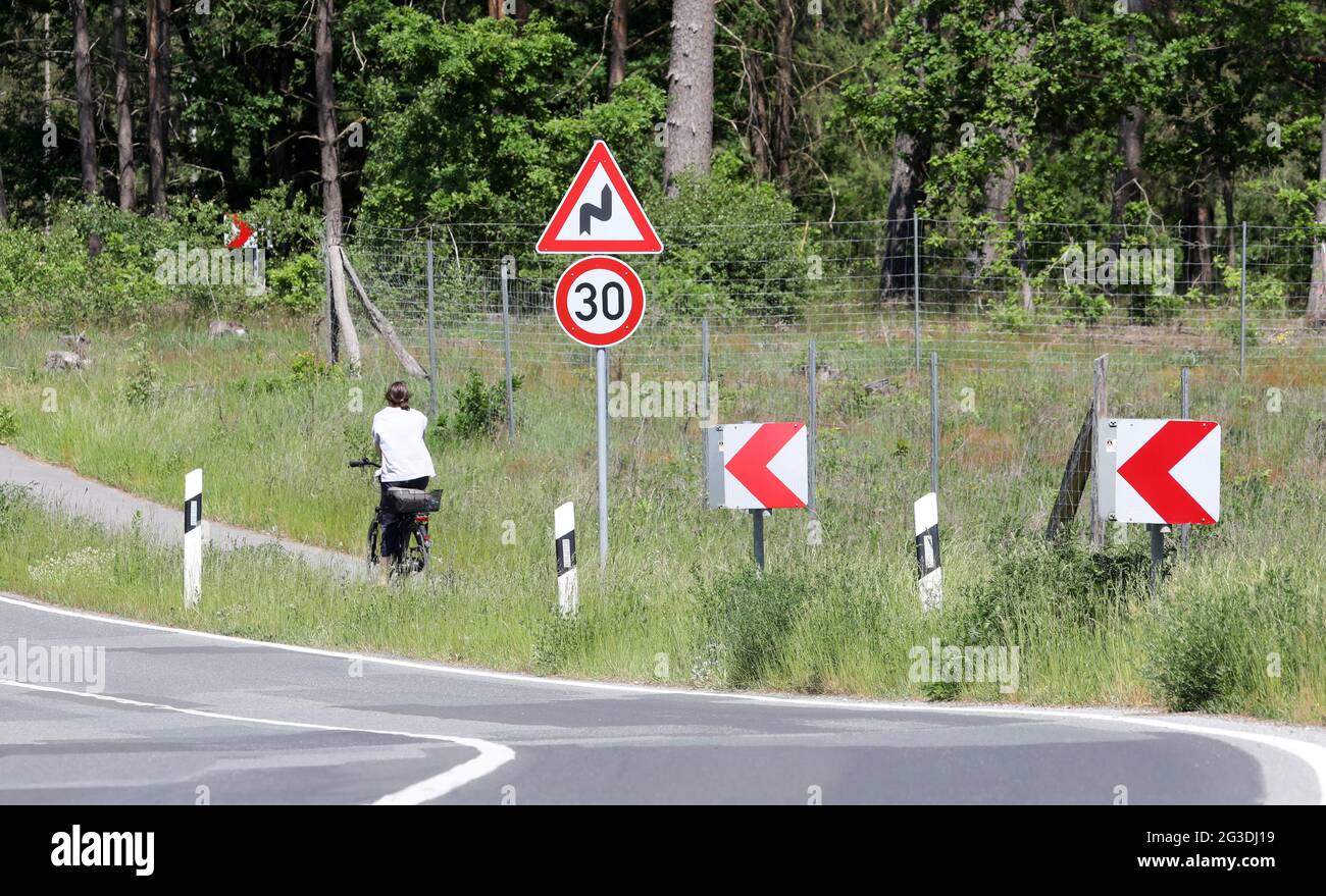 Nossentin, Deutschland. Juni 2021. Am Absturzort eines der beiden Eurofighter, die an dem Unfall beteiligt waren, wurden neue Bäume gepflanzt und ein Wildschutzzaun errichtet, nachdem der Boden vollständig ersetzt wurde. Zwei Jahre nach dem Eurofighter-Unfall mit einem Todesfall an der Mecklenburgischen Seenplatte sind fast alle Spuren der Flugzeugkollision verschwunden. Quelle: Bernd Wüstneck/dpa-Zentralbild/dpa/Alamy Live News Stockfoto