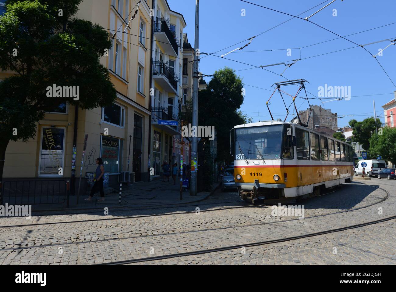 Straßenbahnen im Stadtzentrum von Sofia in Bulgarien. Stockfoto