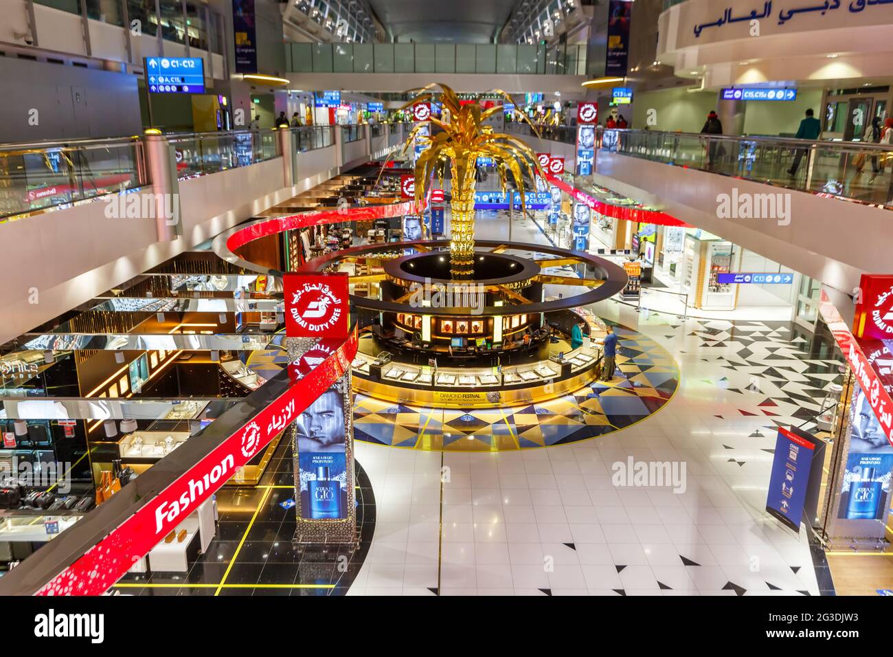 Dubai, Vereinigte Arabische Emirate - 28. Mai 2021: Terminal Concourse C am Flughafen Dubai (DXB) in den Vereinigten Arabischen Emiraten. Stockfoto