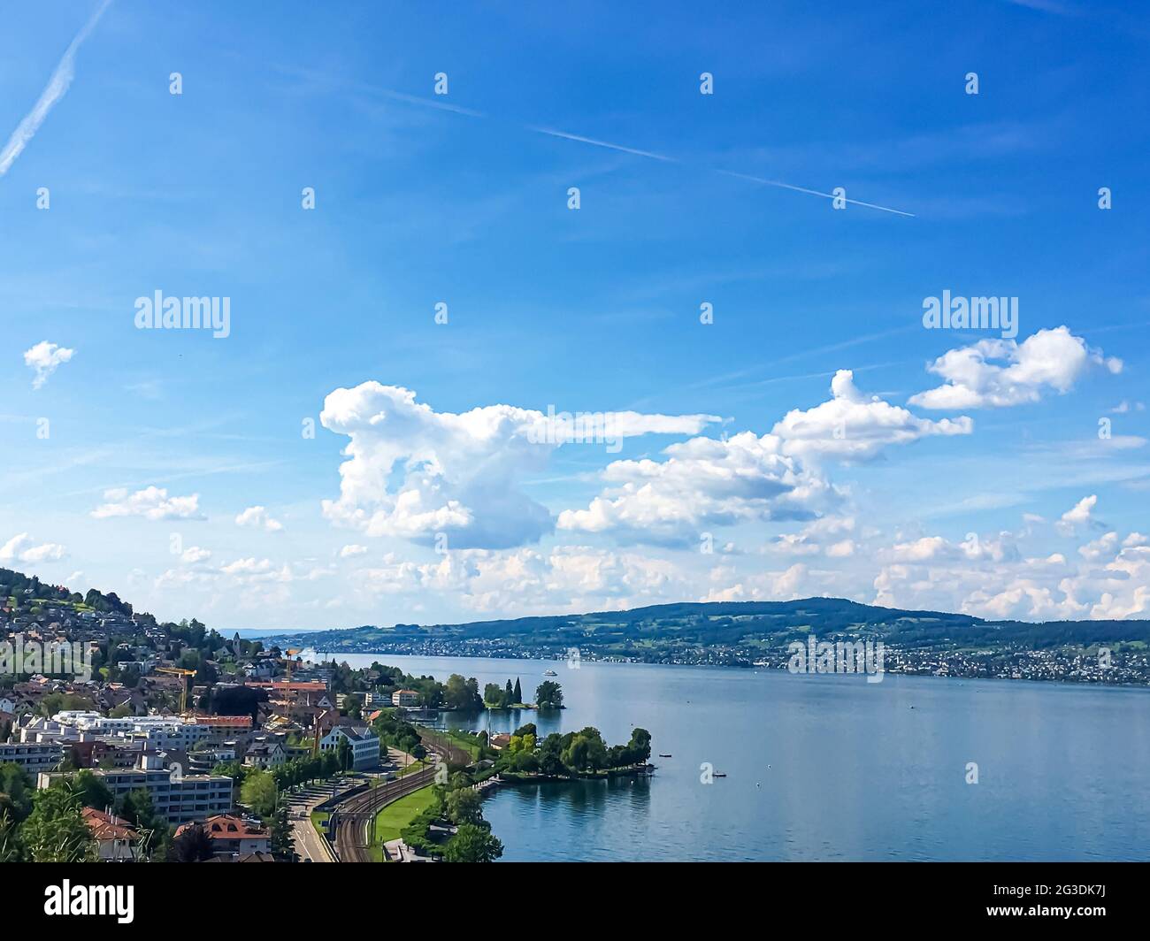 Idyllische Schweizer Landschaft, Blick auf den Zürichsee in Richterswil, Schweiz, Berge, blaues Wasser des Zürichsees, Himmel als Sommernature und Reisen Stockfoto