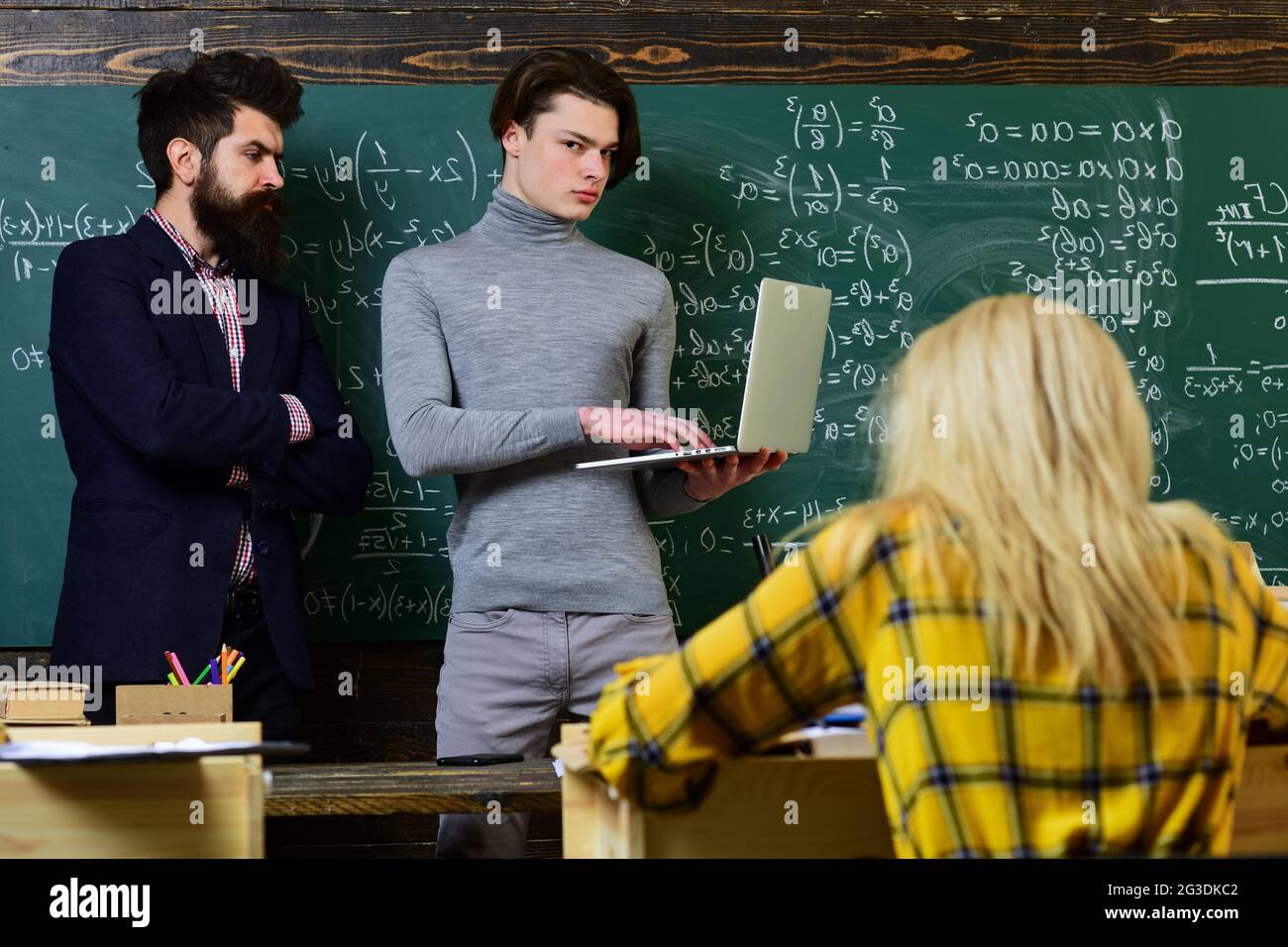 Universität studium Freunde Studieren und Lesen Bücher im Klassenzimmer. Lehrer Ruf ist Gold. Bauen Studenten positive Beziehungen zu Ihren Stockfoto