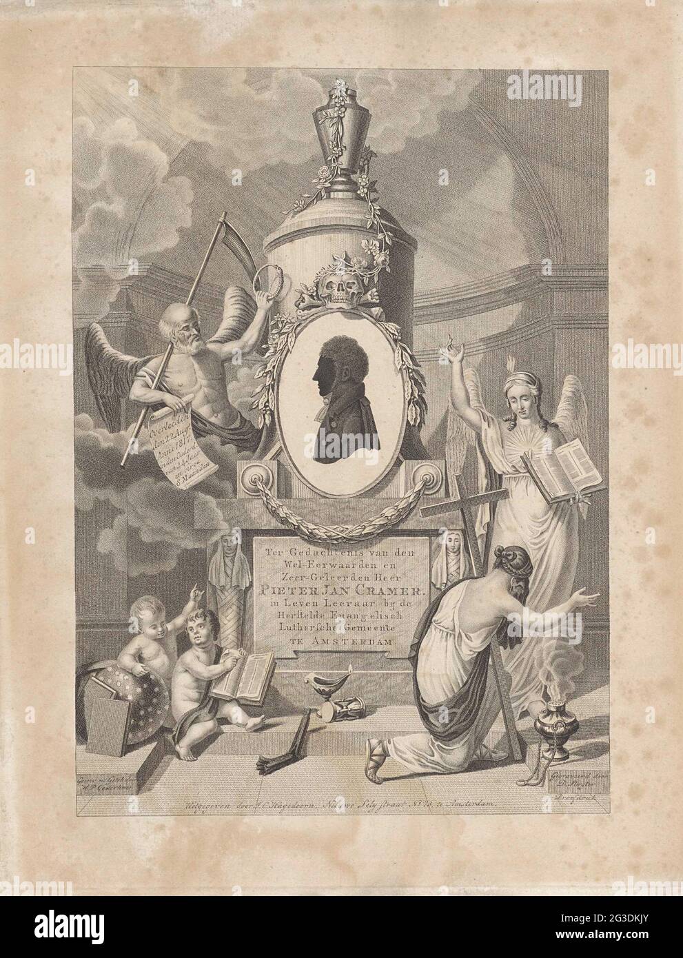 Denkmal für Pieter Jan Cramer. Auf einem Denkmal mit allegorischen Figuren, die Glauben und Religion darstellen, ist ein Gedenktext ein Gedenktext für den Amsterdamer Pastor Pieter Jan Cramer. Es gibt Silhouette Porträt in einem Schädel ausgezeichnet oval. Die Zeit des Vaters hält ein Blatt Papier mit seinem Sterbedatum. Es gibt eine Fackel, eine Sanduhr und eine noch brennende Lampe für das Denkmal. Zwei Putti sitzen mit einem Buch auf dem Boden. Stockfoto