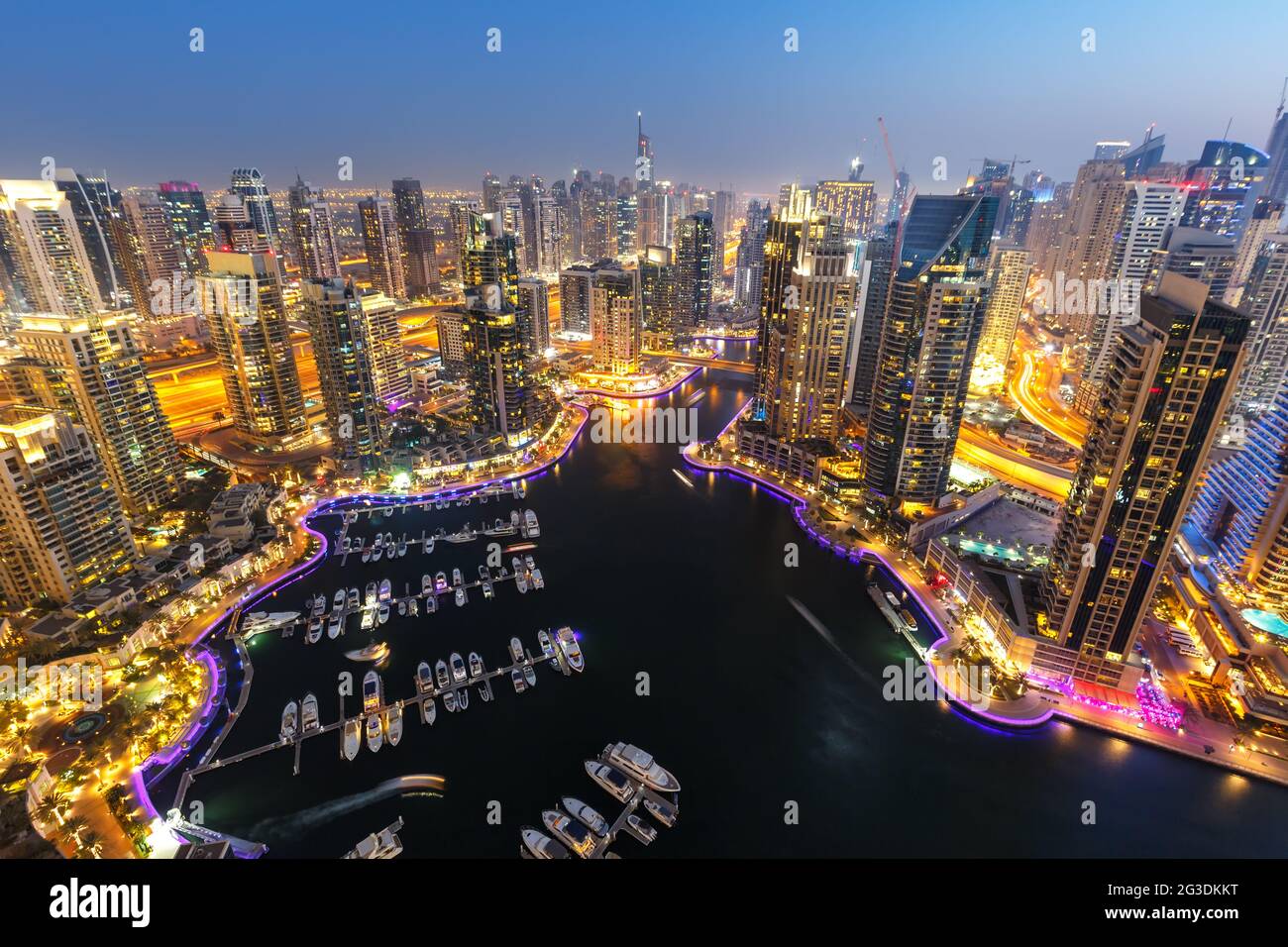 Dubai Marina Skyline Architektur Gebäude Reiseübersicht bei Nacht Dämmerung von oben in der Stadt der Vereinigten Arabischen Emirate Stockfoto