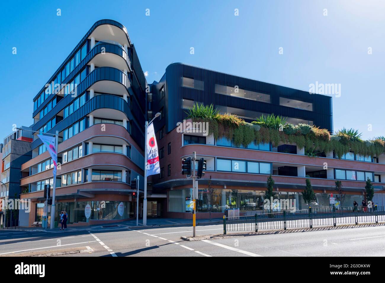 Neue Hochhauswohnungen oder -Einheiten mit Einzelhandelsgeschäften im Erdgeschoss an der Victoria Road in Gladesville, New South Wales, Australien Stockfoto