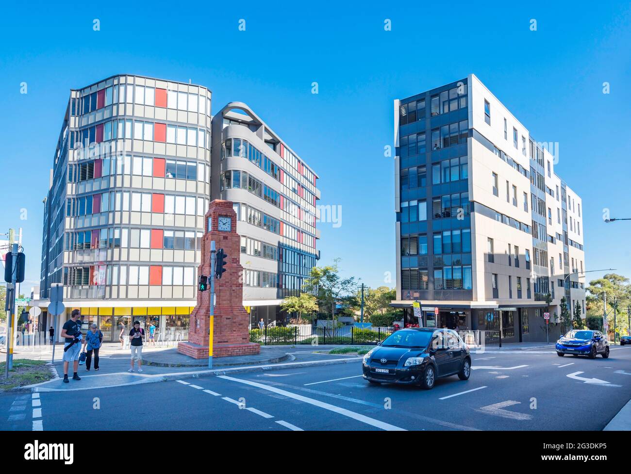 Neue Hochhauswohnungen oder -Einheiten mit Einzelhandelsgeschäften im Erdgeschoss an der Victoria Road in Gladesville, New South Wales, Australien Stockfoto