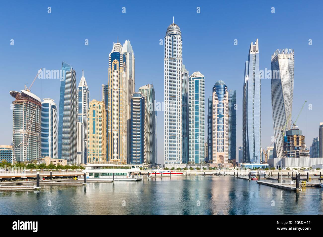 Dubai Marina und Hafen Skyline Architektur Reisen in Vereinigte Arabische Emirate Wasser Reflexion Stadt Stockfoto