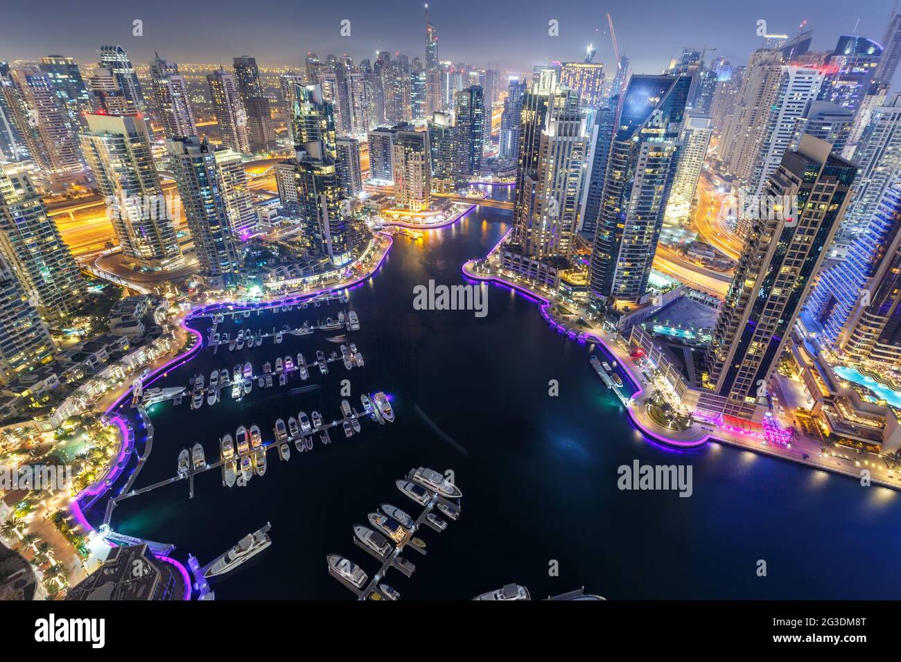 Dubai Marina Skyline Architektur Gebäude Reiseübersicht bei Nacht Dämmerung von oben in der Stadt der Vereinigten Arabischen Emirate Stockfoto